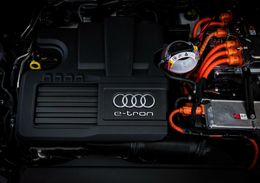 Моторный отсек Audi A3 Sportback e-tron (8V) 2016 года  (фото 30 из 31)